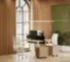 Moderni biuro darbo vieta su dviem ergonomiškais reguliuojamo aukščio stalais, baltomis biuro kėdėmis, dvigubais monitoriais, atskirtais žalia audinio privatumo pertvara, mediniais mobiliais stalčiais, dideliu arkinio formos langu su smėlio spalvos užuolaidomis ir vidaus augalais bei žalia sienos detalė.
