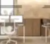 Žemos medžio dekoro biuro spintelės su uždaromis ir atviromis lentynomis, integruotos modernioje darbo erdvėje šalia stalų ir ergonominių kėdžių.