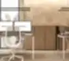 Žemos medžio dekoro biuro spintelės su uždaromis ir atviromis lentynomis, integruotos modernioje darbo erdvėje šalia stalų ir ergonominių kėdžių.