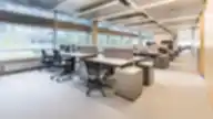 Modernus atviro plano biuras su ergonominėmis kėdėmis, reguliuojamo aukščio darbo stalais ir natūralia šviesa – AmerisourceBergen - World Courier Lietuva