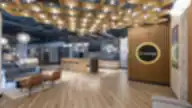 Moderni poilsio ir bendradarbystės erdvė Business Garden Lounge su jaukia sėdėjimo zona, baru ir stilingu apšvietimu