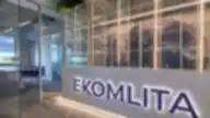 modernus biuro registratūros stalas su foniniu LED apšvietimu, permatomais akriliniais kubeliais, stikline pertvara ir firminiu užrašu EKOMLITA