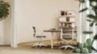 Minimalistinė susitikimų zona su baltomis tinklinėmis kėdėmis, mediniu stalu, žurnalų lentyna, kaktusais ir alyvmedžių dekoru