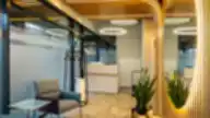 NERIES odontologijos klinikos laukiamasis su šiuolaikišku interjeru, veidrodžiu ir patogiomis kėdėmis.