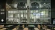 Modernus baras su alaus čiaupais ir stiklinėmis sienomis, užrašas „Švyturys“ su neonine šviesa.