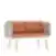 Moderni dvivietė sofa su degintos oranžinės spalvos pagalvėlėmis, šviesiai pilkais šoniniais porankiais iš abiejų pusių, baltu metaliniu rėmu ir natūraliomis medinėmis kojelėmis, baltame fone.