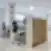 Modernios darbo vietos Clinic DPC dantų priežiūros centre su kompiuteriais, ergonomiškomis kėdėmis ir dokumentų lentyna.