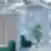 Moderni biuro poilsio erdvė su žaliomis kėdėmis, baltu stalu, užuolaidomis ir dideliu langu, pro kurį matosi snieguotas miškas.