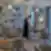 Elegantiška poilsio erdvė su apvaliais stalais ir minkštomis kėdėmis „Vytautas Mineral SPA“, kurioje darbuotojas uždega žvakes.