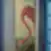 Spinta su dideliu flamingo piešiniu viešbučio kambaryje.