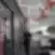 LVRTC biuro koridorius su LED šviesos instaliacija, raudonais elementais ir darbuotoju, žiūrinčiu į informacinę sieną