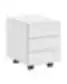 Baltas minimalistinis mobilus stalčių blokas su trimis stalčiais ir ratukais baltame fone
