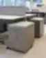 Modernus atviro plano biuras su ergonominėmis kėdėmis, bendrais darbo stalais ir natūralia šviesa – AmerisourceBergen - World Courier Lietuva