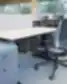Modernus atviro plano biuras su ergonominėmis kėdėmis, bendrais darbo stalais ir natūralia šviesa – AmerisourceBergen - World Courier Lietuva