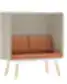 Dviejų vietų poilsio sofa su aukštomis akustinėmis pertvaromis, degintos oranžinės spalvos pagalvėlėmis, baltu rėmu ir medinėmis kojelėmis.