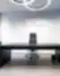 Modernus New Crush vadovo kabinetas su juodu stalviršiu, ergonomine oda aptrauktą kėde ir neono užrašu ant sienos