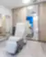 Nordclinic gydymo kabinetas Kaune su reguliuojama kėde, mediniais baldais, veidrodžiais ir moderniu dizainu.