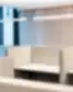 Šviesi biuro zona, kurioje įrengti atskiri darbo pod’ai su šviesiai pilkais, audiniu dengtais pertvaromis aplink baltus stalus. Iš viršaus dėlionės apšviečiamos trimis minimalistiniais linijiniais pakabinamais šviestuvais, o kairėje esantis didelis langas pripildo patalpą natūralia šviesa. Užpildai ant galinės sienos – smėlio spalvos akustinės plokštės.