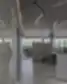 Atviro plano biuro erdvė su darbo vietomis ir betoninėmis pertvaromis prie langų.

