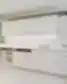 Balta moderni spintelių sistema su praustuvu Clinic DPC dantų priežiūros centre.