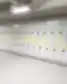 Gabijos progimnazijos koridorius su pilkomis spintelėmis ir geltonais numeriais.