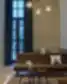 Jauki svetainės zona su odiniais baldais, židiniu ir moderniu apšvietimu viešbutyje.