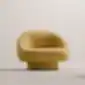 Modernus minkštas fotelis su apvalinta forma ir pasukamu cilindriniu pagrindu.