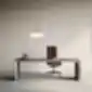 Modernus vadovo darbo stalas su minimalistiniu dizainu ir elegantiškais aksesuarais.