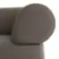 Daaz sofos porankio detalė su apvalia forma ir tekstilės apmušalu.