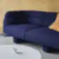 Omu sofos detalė su tamsiai mėlynu tekstūriniu audiniu ir suapvalintomis formomis.