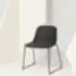 Juoda Pure Loop Maxi Sled kėdė iš priekio su elegantiškomis formomis.