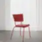 Bejot EP 215 kėdė raudonos spalvos, minimalistinis dizainas su juodomis kojelėmis.