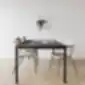 Bejot EP 215 kėdė pilkos spalvos apmušalais ir raudonomis metalinėmis kojelėmis, studijos nuotrauka.