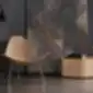KRAM poilsio kėdė iš natūralios medienos elegantiškame interjere