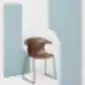 Loop 3D Wood kėdė šiuolaikiniame interjere su mėlynu ir baltu geometriniu fonu