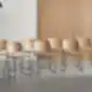 ARYN WOOD kėdės sustatytos eilėmis