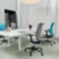Shape Mesh ergonomiškos biuro kėdės by Dauphin modernioje susitikimų ar darbo zonoje