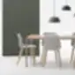 Varya High VAR0079 kėdės aplink medinį valgomojo stalą modernioje minimalistinėje aplinkoje, INCLASS.