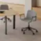 Varya XL kėdė iš Inclass su ratukais ir pasukamu pagrindu biuro susitikimų aplinkoje.