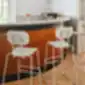 MDD New School baltos baro kėdės prie modernaus baro stalo