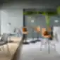 Oranžinės Chic baro kėdės modernioje kavinėje
