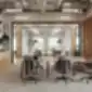Profim Xenon 11 ergonomiškos biuro kėdės modernioje darbo erdvėje.