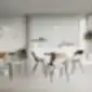 LD Seating Lotus kėdės su apmušalais ir juodomis metalinėmis kojelėmis kavinės interjere