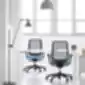 Profim LIGHT UP 230SL juodo rėmo ergonominės kėdės su mėlynomis sėdynėmis moderniame biure