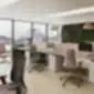 Profim Violle 150SFL ergonominės biuro kėdės atviro biuro erdvėje su vaizdu į kalnus