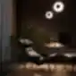 Ronin krėslas iš NOTI jaukiame interjere su apšvietimu.